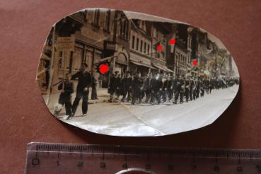 altes Foto - Marsch der Betriebsgemeinschaft  der Firma E- gross - DAF Fahnen - Ort ?